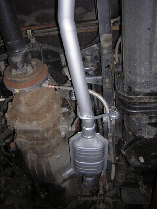 Toyota Dyna 3.0 turbo diesel kistehergépjármű utángyártott katalizátor beépítés kipufogó összekötőcsővel, tartóval