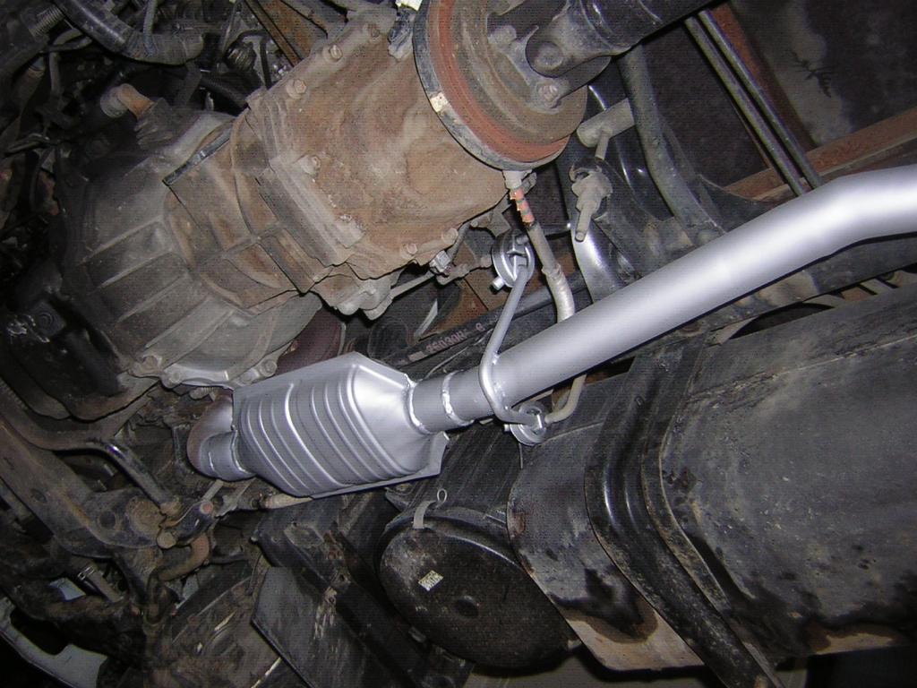 Toyota Dyna 3.0 turbo diesel kistehergépjármű utángyártott katalizátor beépítés kipufogócsővel, tartóval